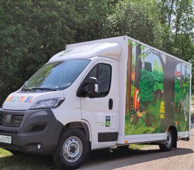 Das Bild enthält ein Foto von dem Waldmobil der Schutzgemeinschaft Deutscher Wald, Landesverband Sachsen e.V.